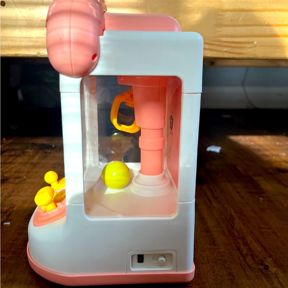 Claw machine (AYO little toys or candy (cable included,keep plugged to work.)